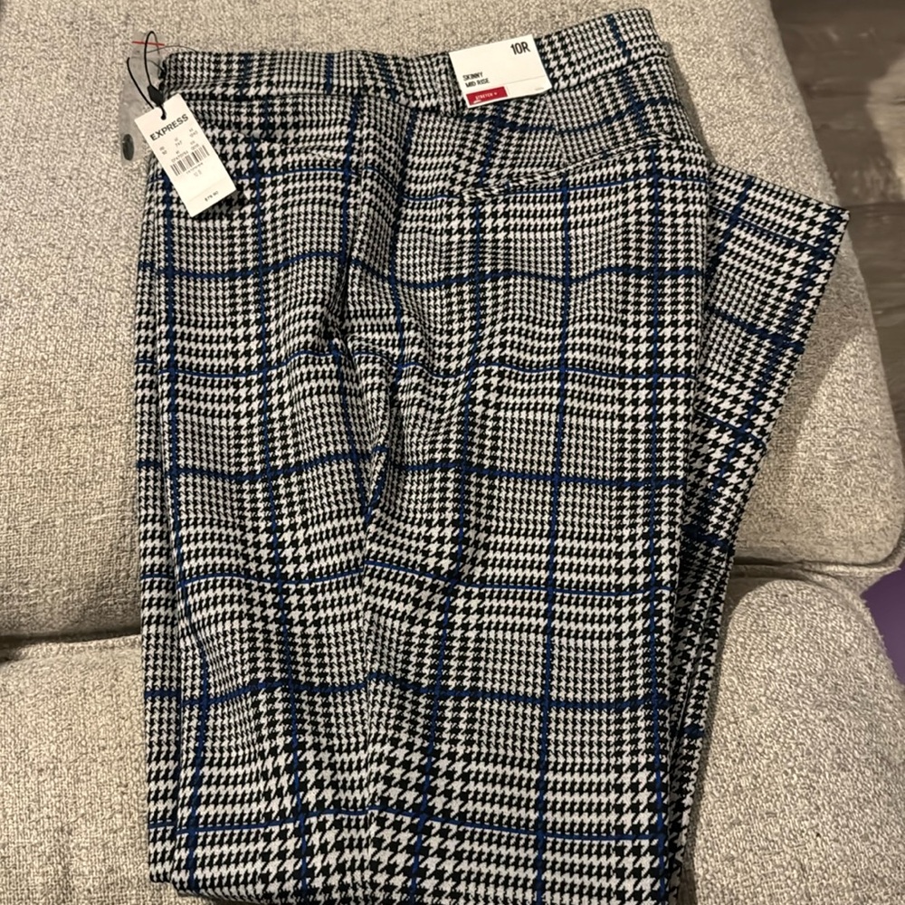 Express NWTs Skinny Mid Rise Capris